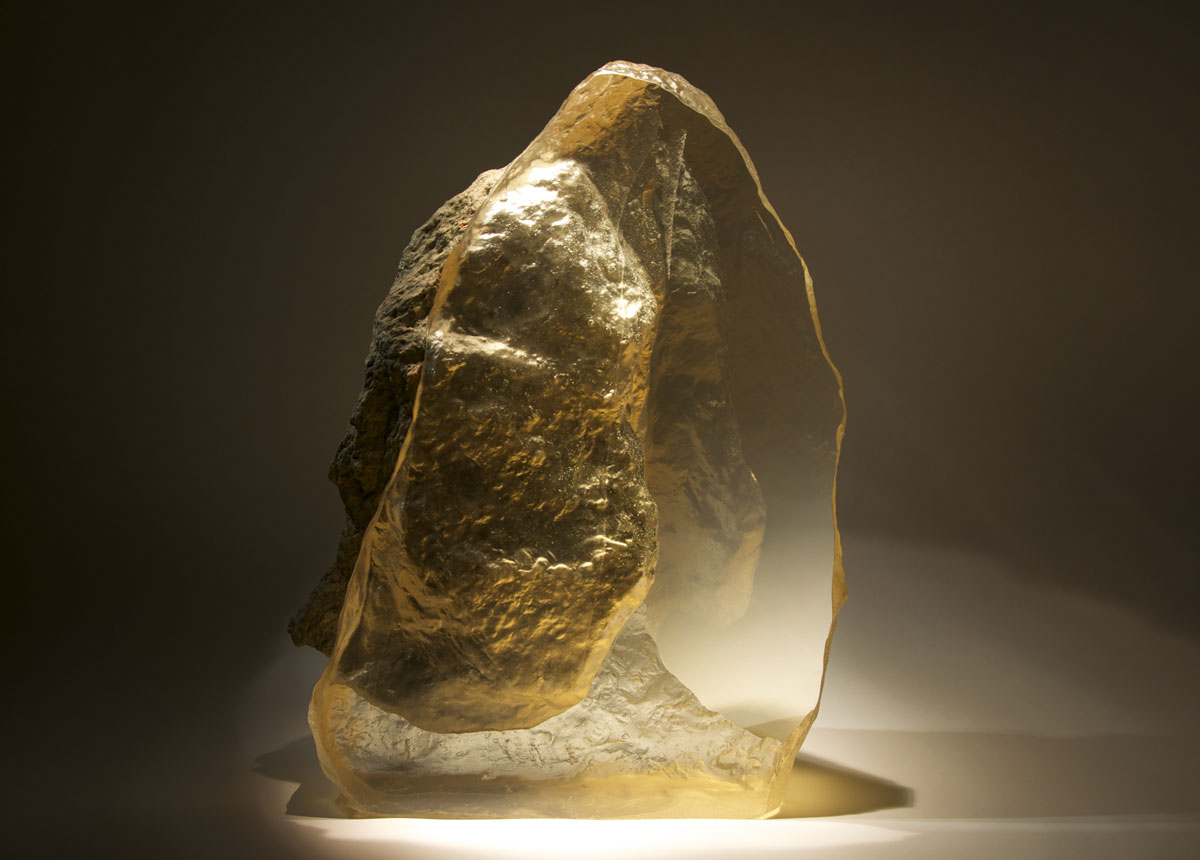 Aura de la Pierre : verre jaune, pierre grise et verte - Sculpture de Vladimir Zbynovsky