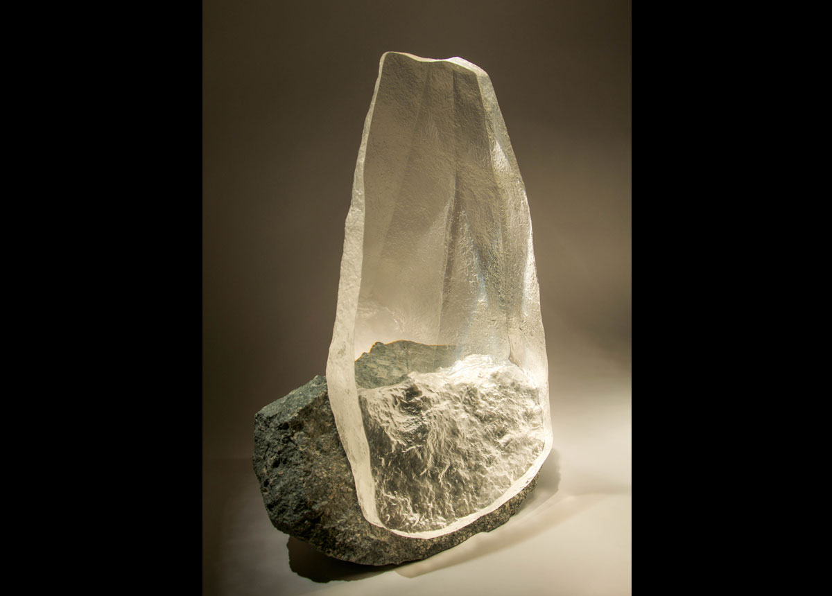 Aura de la Pierre : verre blanc, pierre noir et verte- Sculpture de Vladimir Zbynovsky