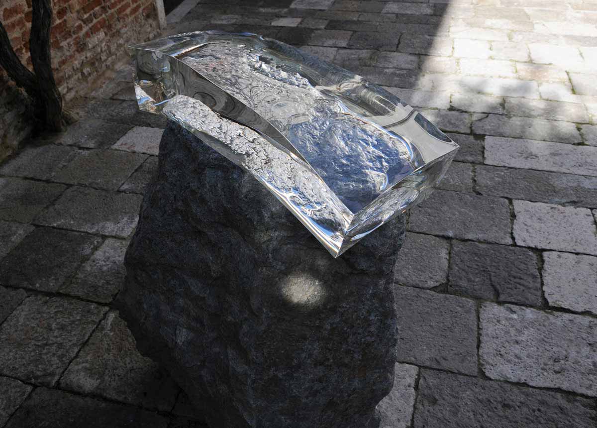 Capteur : verre blanc, pierre de granite gris - Sculpture de Vladimir Zbynovsky