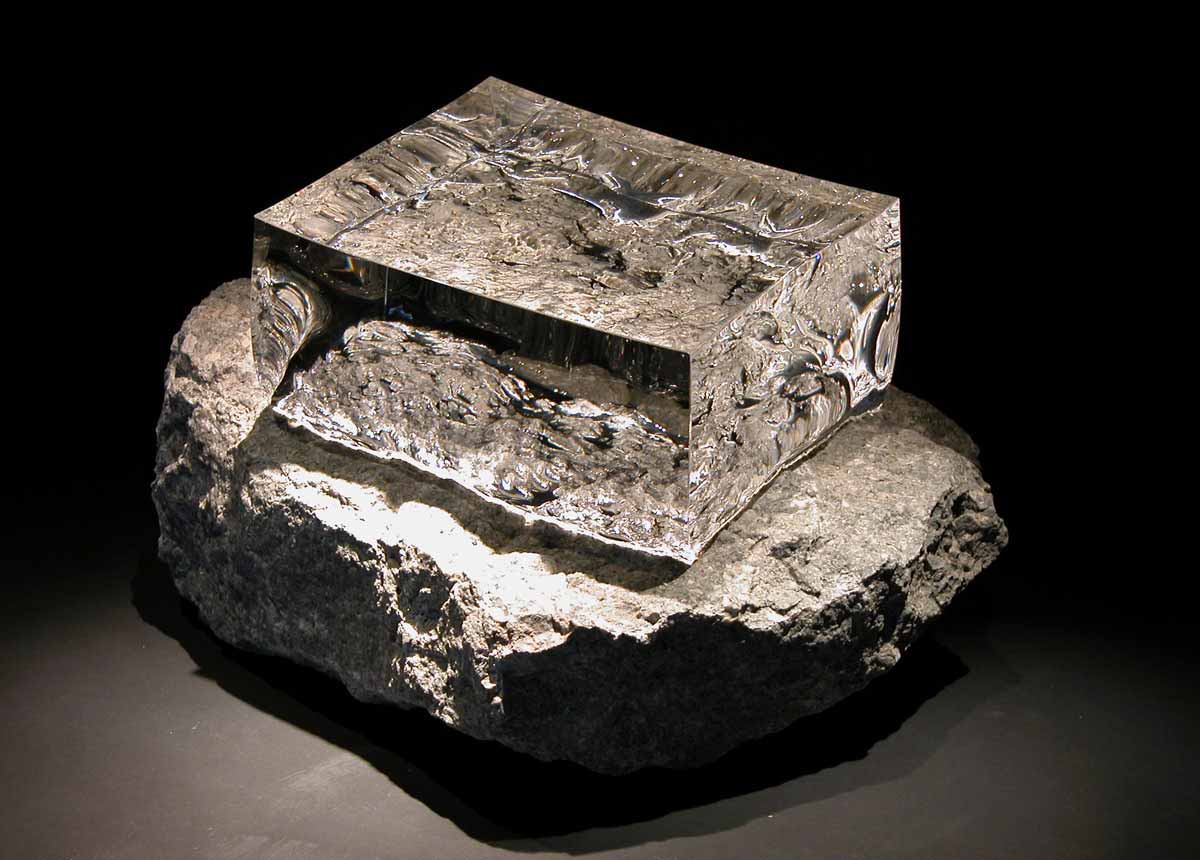 Esprit de la Pierre : verre blanc, pierre de granite blanc et noir - Sculpture de Vladimir Zbynovsky