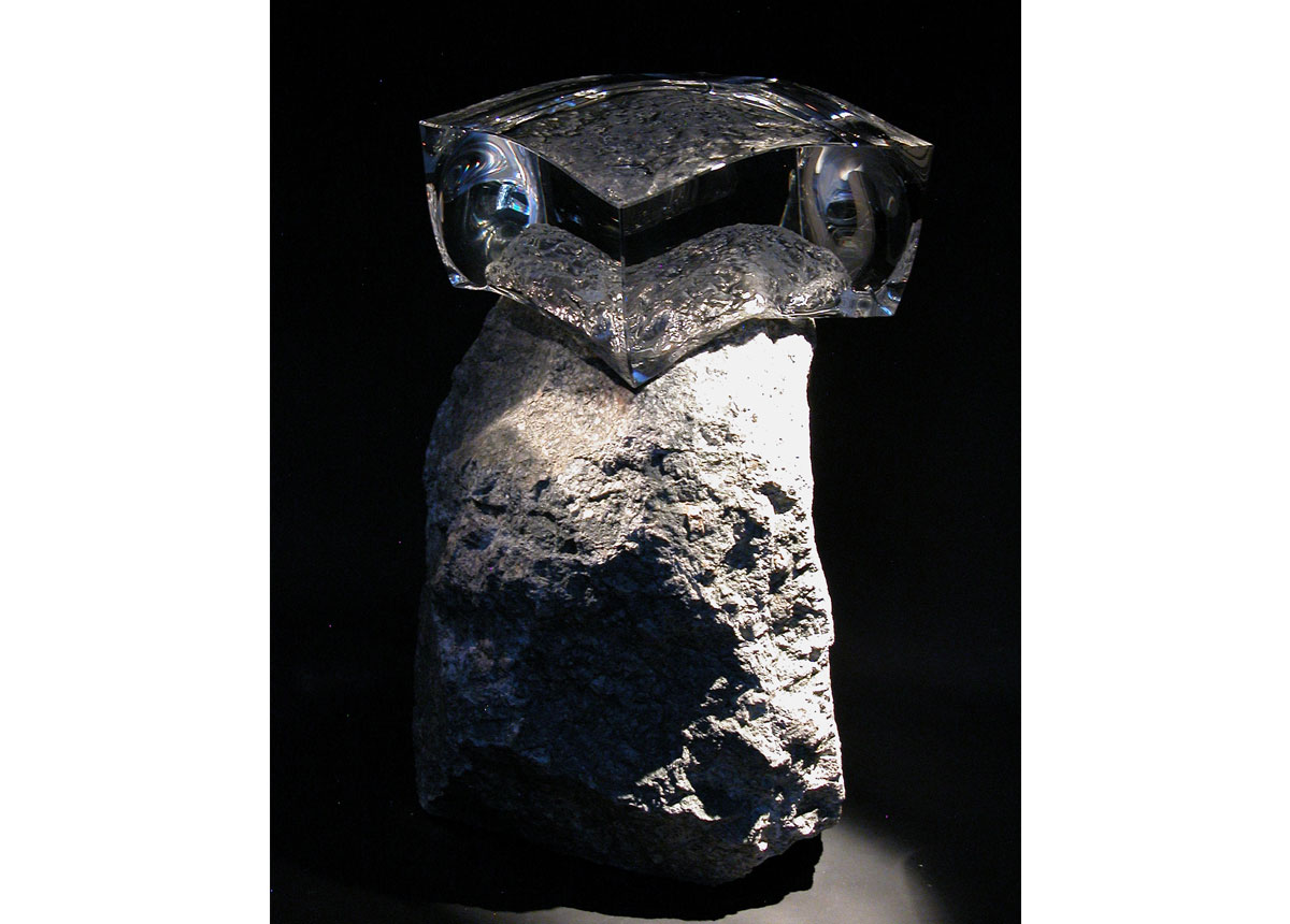 Petit Capteur : verre blanc pierre grise - Sculpture de Vladimir Zbynovsky