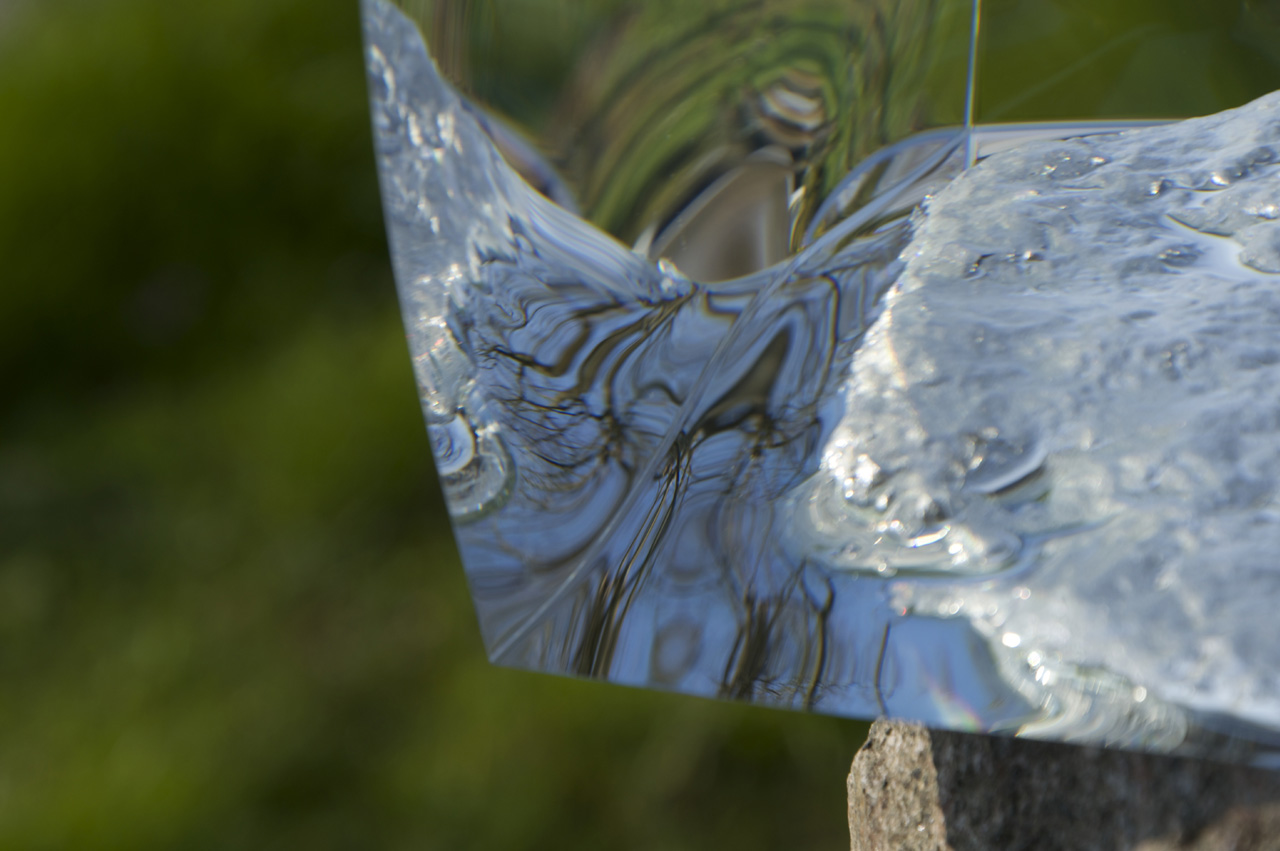 Sculpture Vladimir Zbynovsky Artiste Contemporain capteur verre blanc, argent et pierre de granite vert